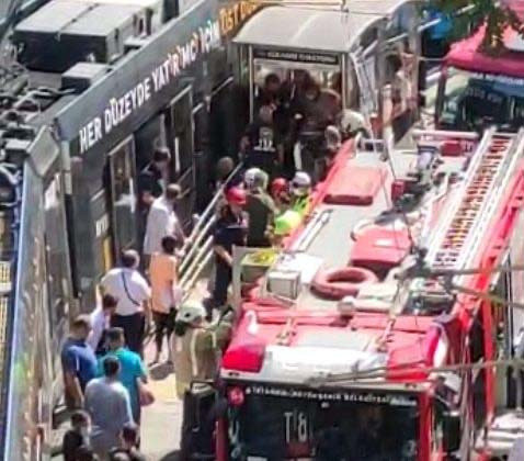 Gülhane tramvay durağında feci kaza! Yaşlı adam durakla tramvay arasında sıkıştı - Resim: 0