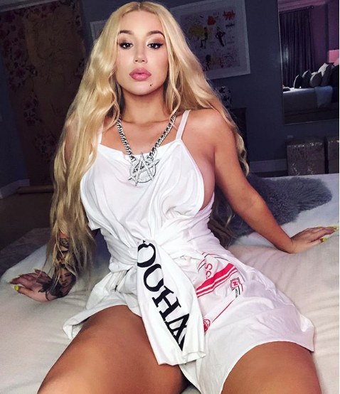 Dansçısı yere kapaklandı umursamadan şarkısına devam etti - Resim: 3