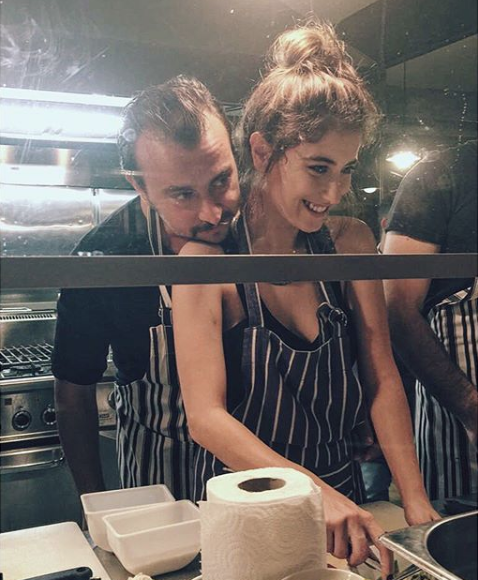 Hazal Kaya Ali Atay ile yataktan paylaştı güzel oyuncu makyajsız şaşırttı - Resim: 3