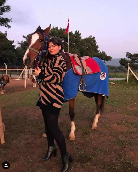 Derin göğüs dekoltesi takipçilerini çıldırttı! Ünlü fenomen Hanife Gürdal'ın dekolteli pozları - Resim: 2