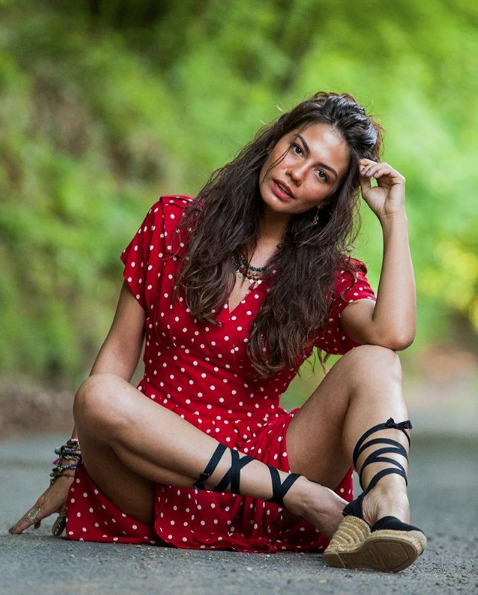 Erkenci Kuş'un yıldızı Demet Özdemir siyah mayosuyla göz kamaştırdı! - Resim: 1