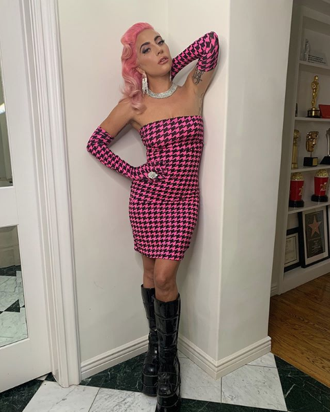 Lady Gaga hayranıyla dans ederken sahneden düştü o anlar böyle yansıdı - Resim: 4