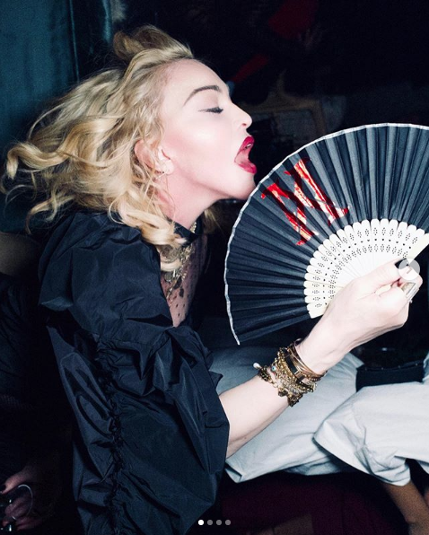 Madonna çiçekli küvetinden çıplak paylaşım yapıp 'eşitiz' deyince tepki çekti - Resim: 4
