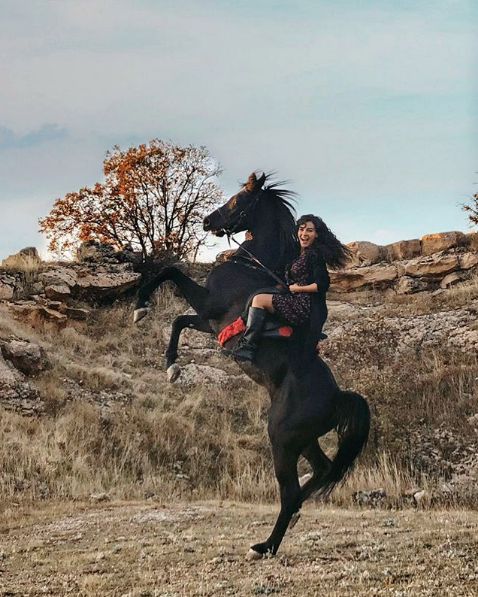 Hercai'de rol alan Ebru Şahin'in bikinili pozları beğeni yağmuruna tutuldu - Resim: 1