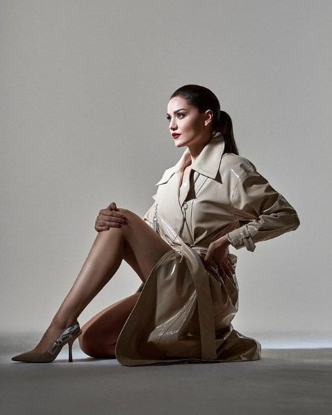 Fahriye Evcen Instagram'da dillere düştü sebebi ise pozlarındaki detayda saklı - Resim: 3