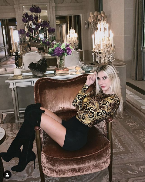 Şeyma Subaşı Guido Senia'ya göğüs dekolteli yatak pozuyla gönderme yaptı - Resim: 1