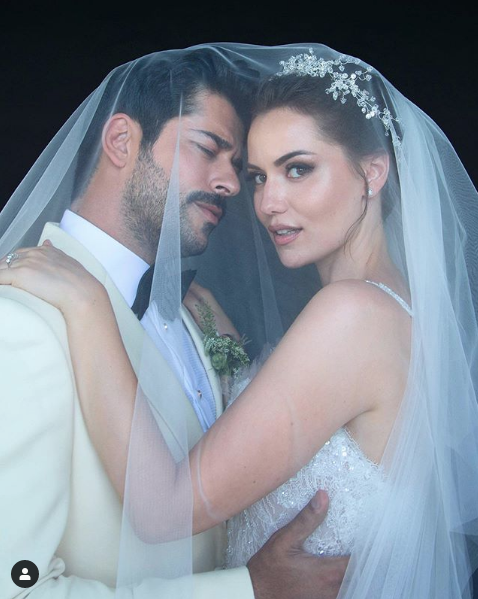 Fahriye Evcen kendisine kilolu diyenlere inat paylaştı Burak Özçivit'le olay aşk pozu! - Resim: 1