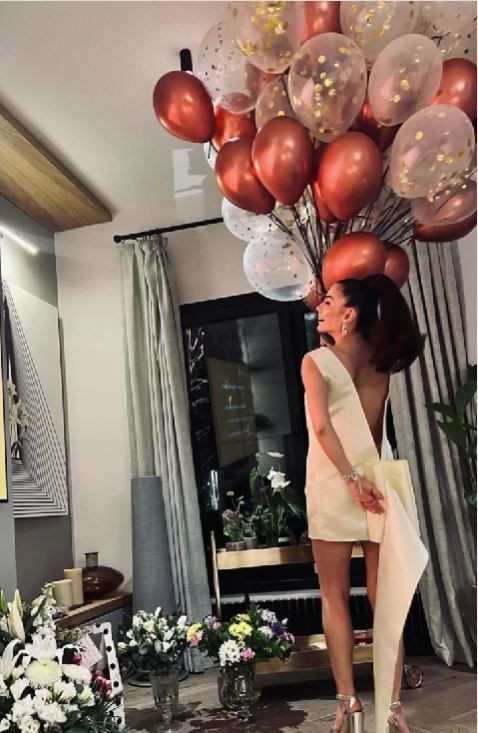 Demet Özdemir 30. yaşına Oğuzhan Koç'un romantik sürpriziyle girdi elbisenin arkası olay - Resim: 2