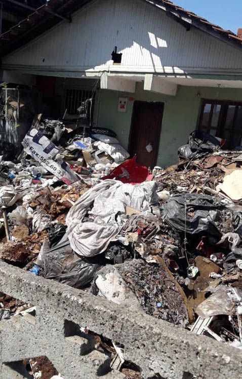 Düzce'de kötü kokuların geldiği evden 13 kamyon çöp çıkarıldı - Resim: 4