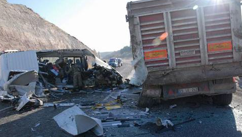 Öğrenci servisi kamyonun altına girdi - Resim: 2