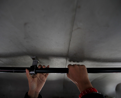 Bu otobüse erkeklerin binmesi yasak! - Resim: 2