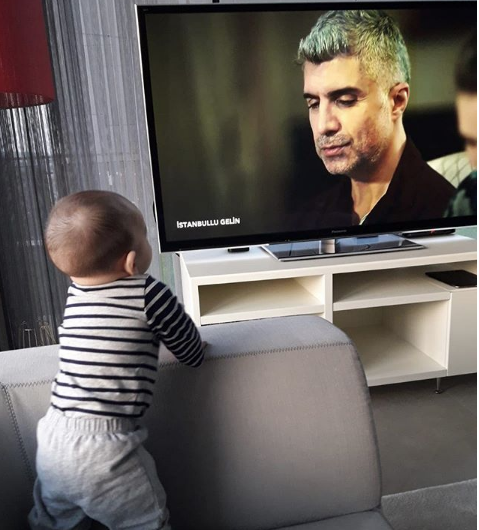 İstanbullu Gelin'in yıldızı Özcan Deniz oğluyla poz verdi sosyal medya yıkıldı - Resim: 1