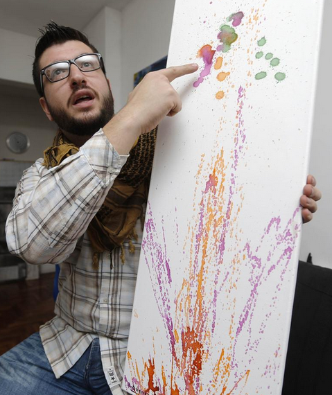 Resimlerini gözleriyle çiziyor - Resim: 1