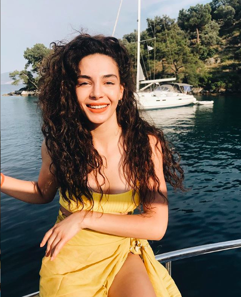 Hercai'nin Reyyan'ının seksi bikinisine bakanın nutku tutuldu! - Resim: 3