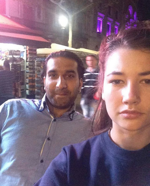 Genç kız tacizcileriyle selfie çekti! Islık çalıp öpücükle... - Resim: 1