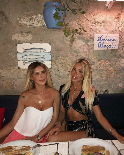 Ciciş kardeşlerden derin yırtmaçlı barışma pozu! Takipçilerinin nutku tutuldu - Resim: 2