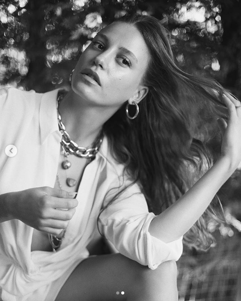 Kerem Bürsin ile ayrılan Serenay Sarıkaya güzelliğiyle büyülüyor! - Resim: 3