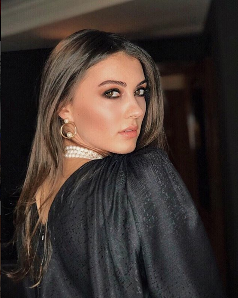 Afili Aşk'ın yıldızı Burcu Özberk Tuba Büyüküstün'le pişti oldu eleştirilen bakın kim oldu - Resim: 1