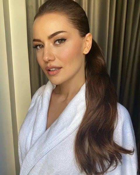 Fahriye Evcen bornozlu haliyle bayram kutlaması yaptı görenler yorum yağdırdı - Resim: 4