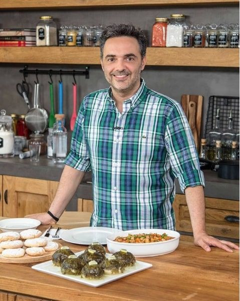 15 yaş küçük sevgilisi Melodi Erbirliler ile Şef Arda Türkmen  ilk kez görüntülendi - Resim: 1