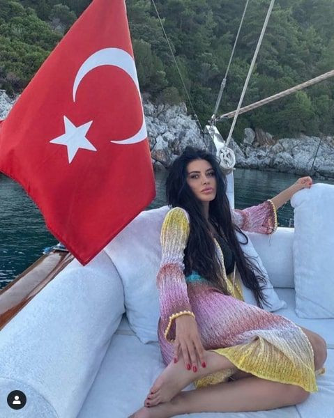 Ebru Polat'ın bikini altını gören herkes aynı şeyi söyledi ''Hiç giymeseydin'' - Resim: 1
