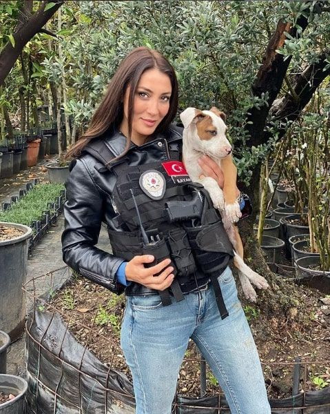 Kanal D Arka Sokaklar yıldızı Merve Oflaz'ın aracına saldırıldı! Şok oldu - Resim: 1