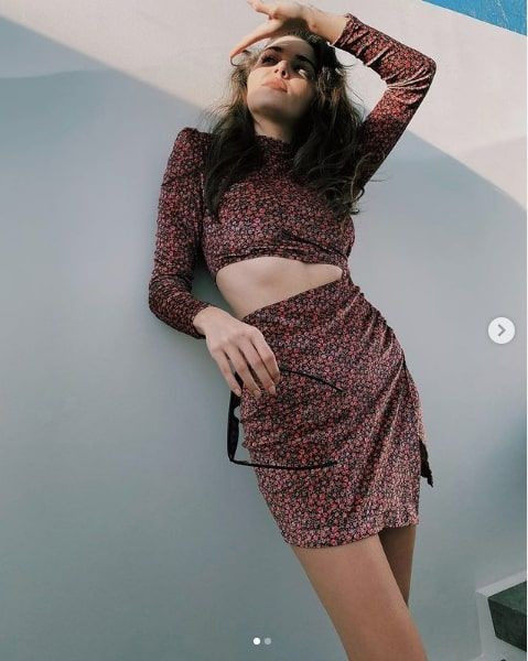 'Güneşle bağı olan el kaldırsın' diyen Hande Erçel mini etekli haliyle büyüledi - Resim: 3