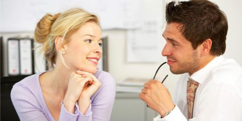 Bir erkek hoşlandığını nasıl belli eder? Bu belirtiler varsa... - Resim: 0