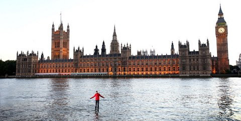 Nehri yürüyerek geçti - Resim: 2