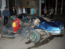 İkiye bölünen otomobilden sağ çıktı