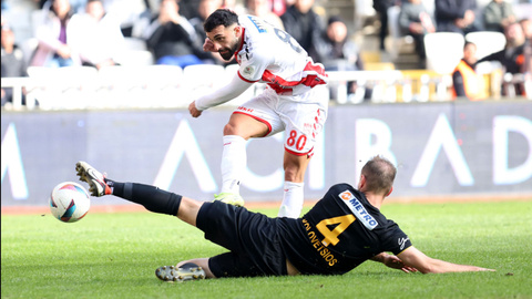 Sivasspor Kayserispor'u 5 golle geçti maçta şaşırtan olay takım arkadaşına tokat attı