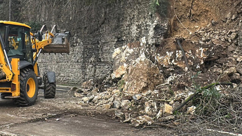 Üsküdar'da istinat duvarı çöktü