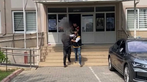 Para isteyip rahatsızlık veriyorlardı! Trafik ışıklarında huzuru kaçıran 2 kişi gözaltında