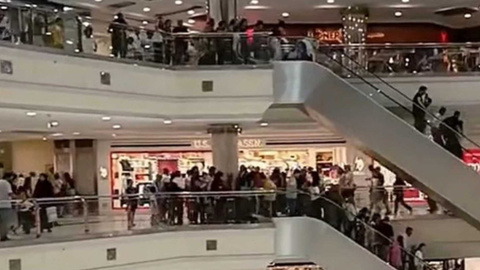 Bursa’daki AVM’de deprem paniği kamerada