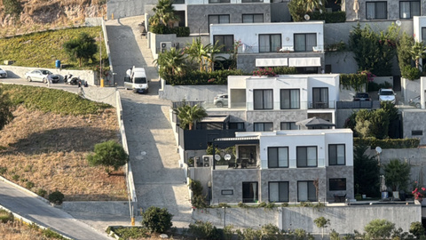 Bodrum'da yazlık evde 2 genç başlarından vurulmuş halde bulundu