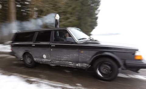 Arabasının içine odun sobası kurdu - Resim: 4