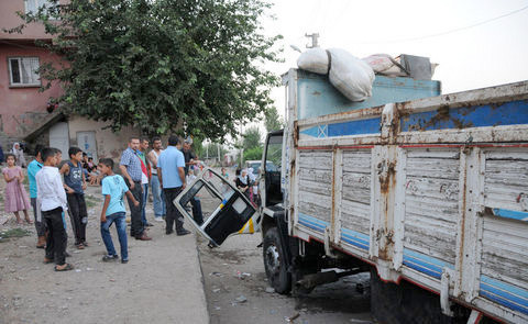 Freni boşalan kamyon dehşet saçtı! - Resim: 4
