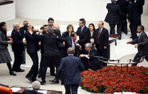 Meclis'te yumruklar konuştu! - Resim: 1