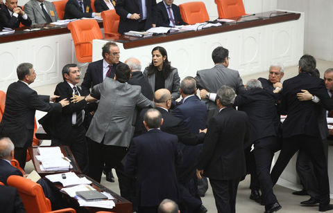 Meclis'te yumruklar konuştu! - Resim: 4