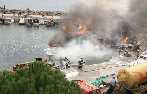 İzmir'de 19 tekne kül oldu - Resim: 1