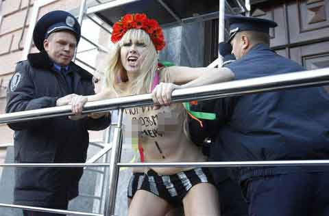 Putin'e üstsüz karşılama  - Resim: 1