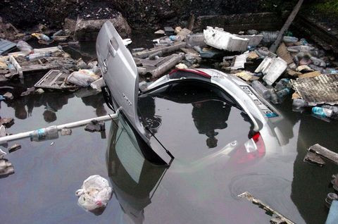 Otomobili yanlış vitese takınca... - Resim: 2