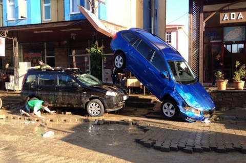 Sel suları otomobilleri kağıt gibi savurdu - Resim: 1