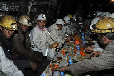 Bakanlar yeni yıla yeraltında girdi - Resim: 1