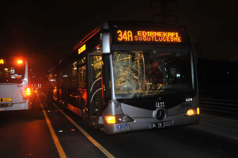 Metrobüs yolunda feci kaza! - Resim: 2