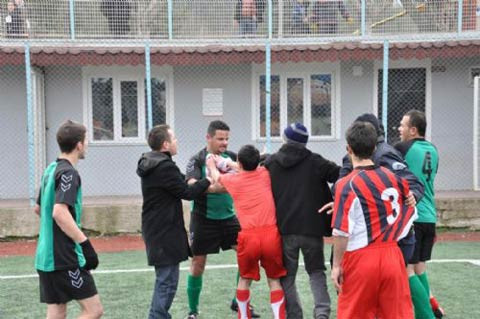 Amatör maçta kanlı kavga - Resim: 2