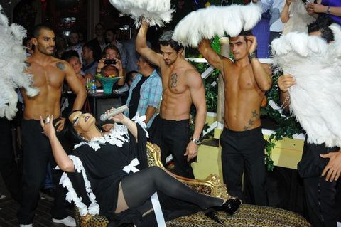 Diva'dan derin bacak dekoltesi! - Resim: 3