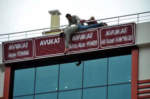 Tabelayı böyle astılar - Resim: 4