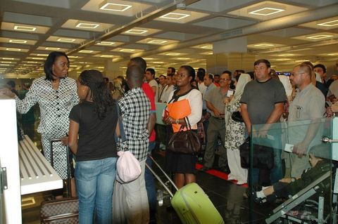 First Lady pasaport kuyruğunda!	 - Resim: 1