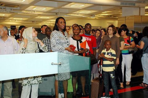 First Lady pasaport kuyruğunda!	 - Resim: 3